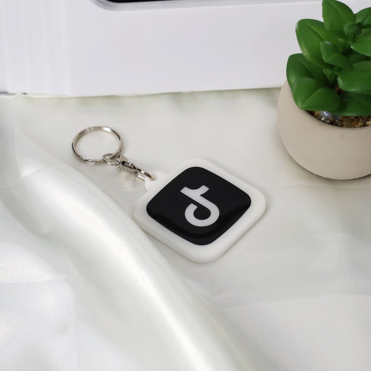 NFC Keychain with Tiktok Logo – Instant Profile Sharing Made Simple