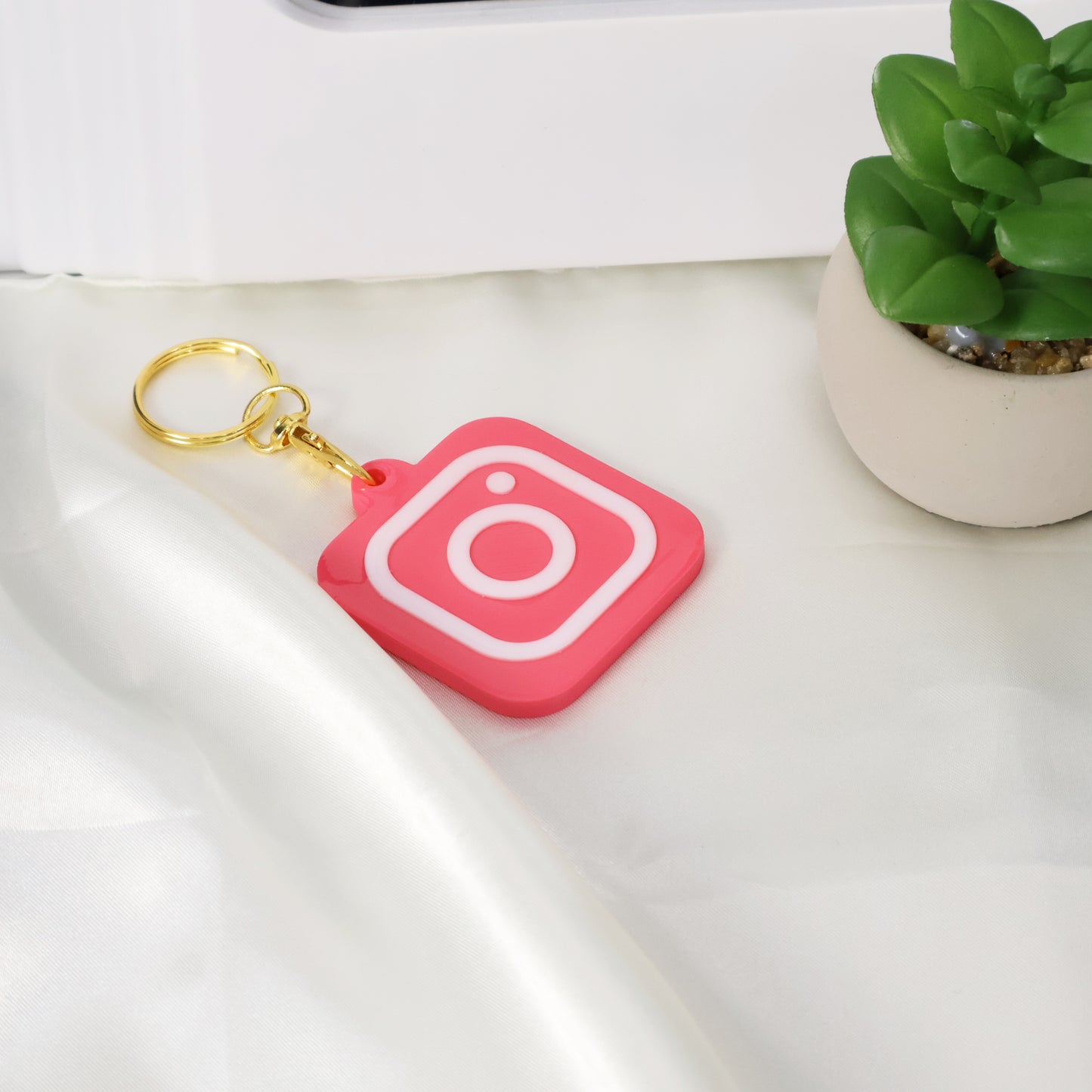 NFC Keychain with Instagram Logo – Smart Social Media Tag for Easy Sharing