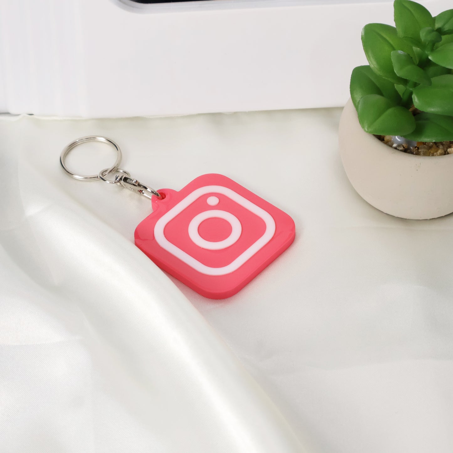 NFC Keychain with Instagram Logo – Smart Social Media Tag for Easy Sharing