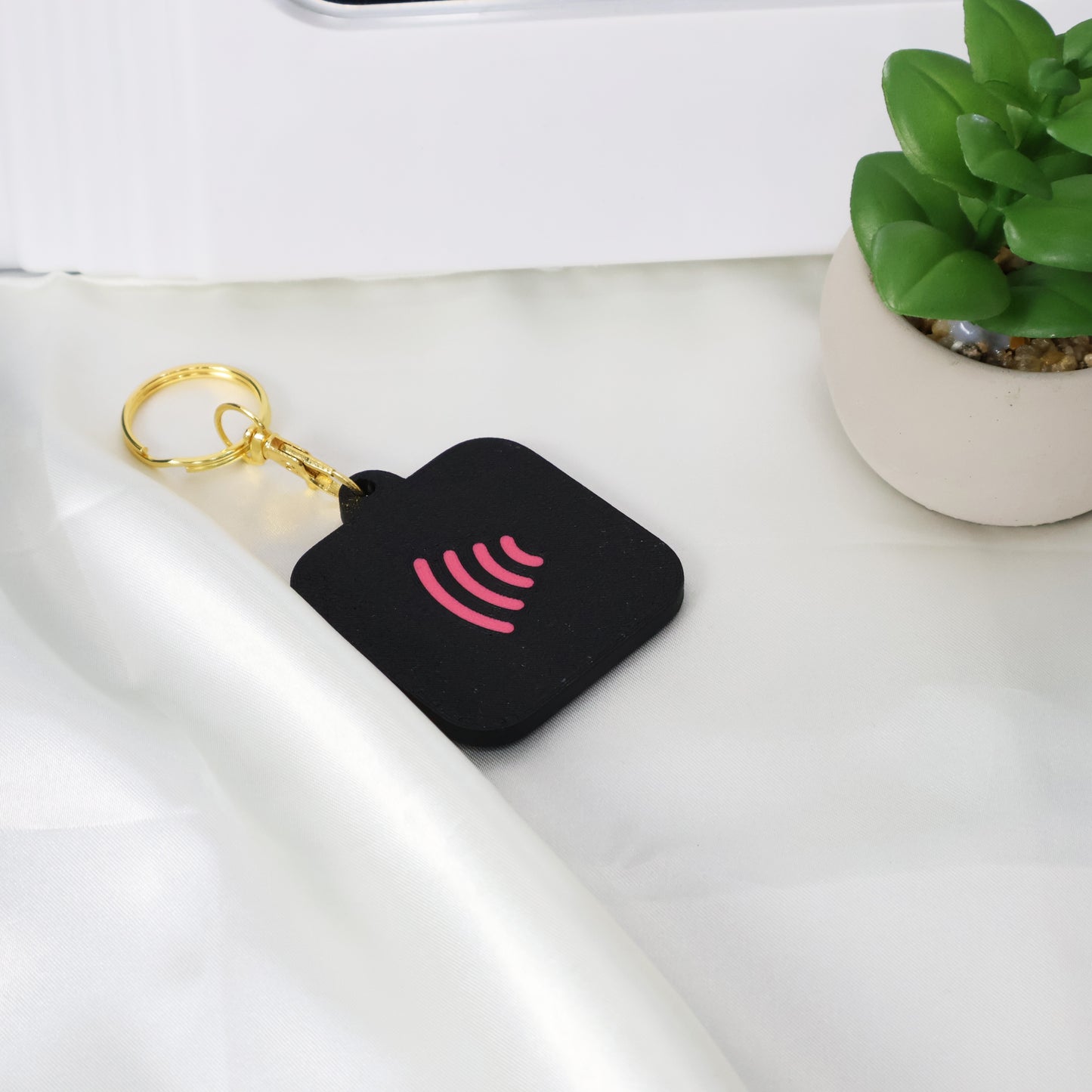 NFC Keychain with Instagram Logo – Smart Social Media Tag for Easy Sharing