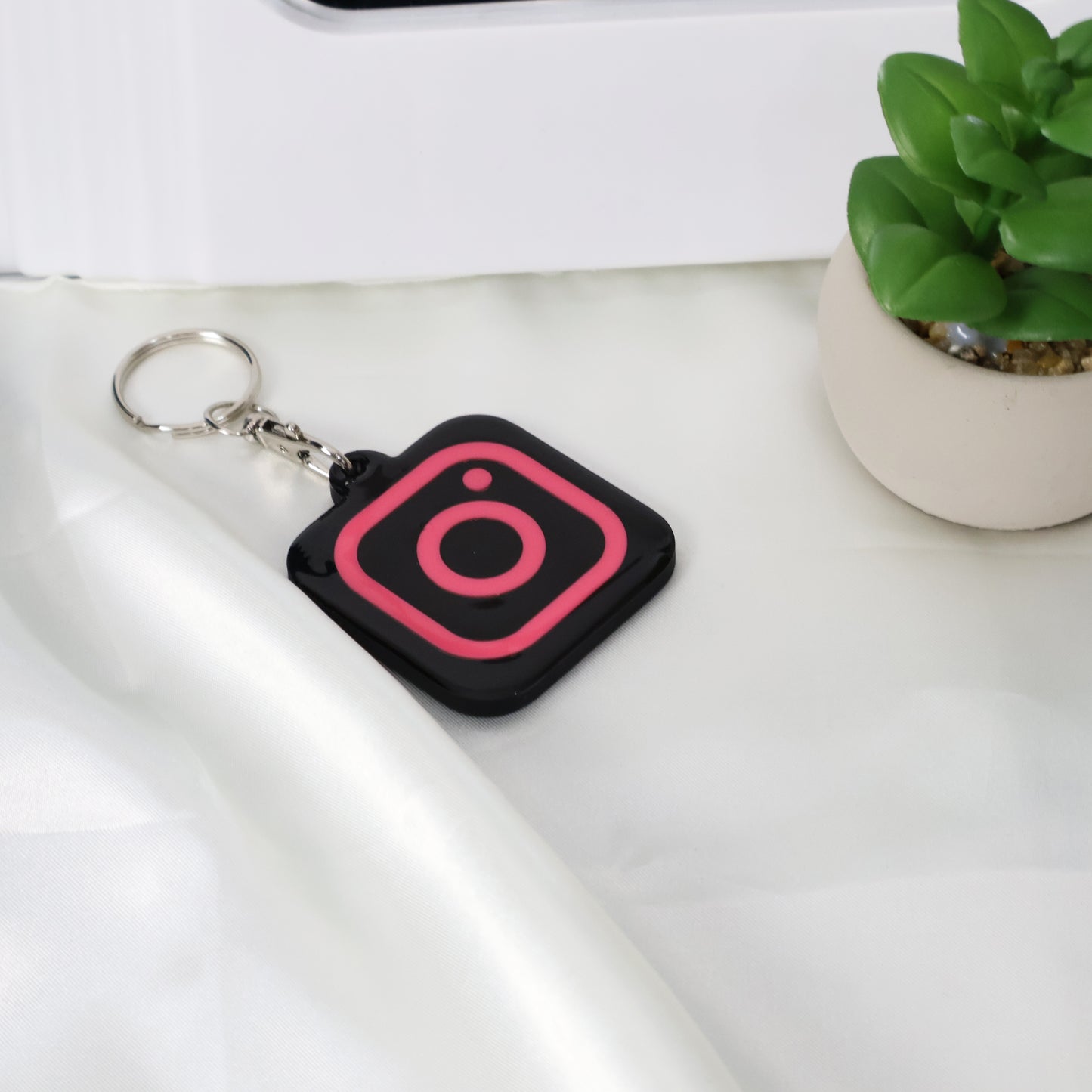 NFC Keychain with Instagram Logo – Smart Social Media Tag for Easy Sharing